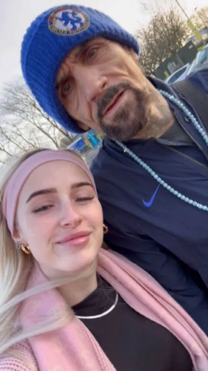 Görenler babası zannetti! Kendisi 18, sevgilisi 60 yaşında... Aralarındaki yaş farkı sosyal medyada gündem oldu G5