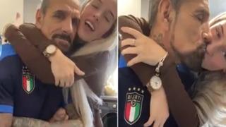 Görenler babası zannetti! Kendisi 18, sevgilisi 60 yaşında... Aralarındaki yaş farkı sosyal medyada gündem oldu