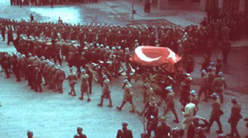 Atat&uuml;rk&rsquo;&uuml;n cenaze t&ouml;renine &lsquo;tarihi&rsquo; eleştiri