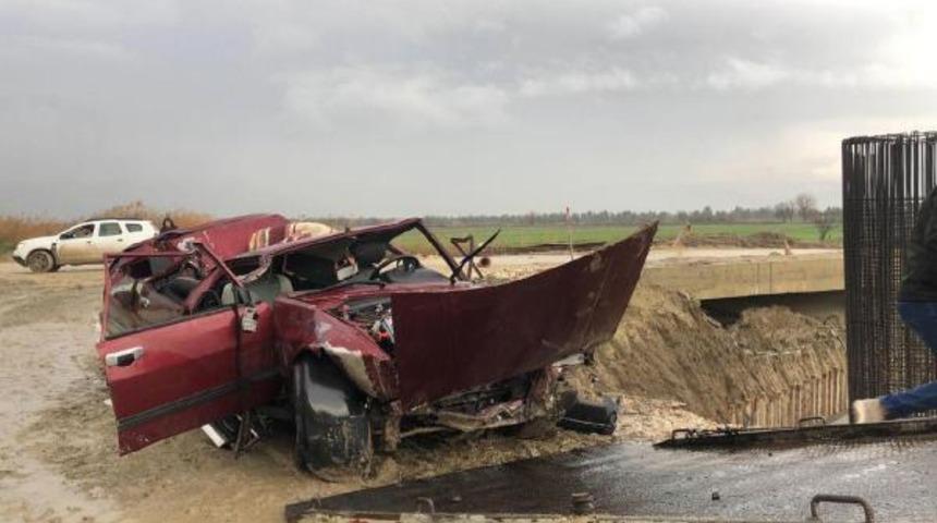 Aydın'da feci kaza! Otomobil, otoyol inşaatı viyadük temeline uçtu: 3 ölü