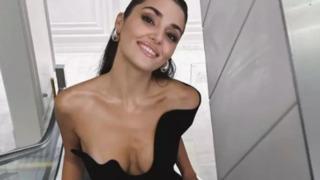 Bali pozlarına beğeni yağdı! Hande Erçel'in mini elbisesinin fiyatı şoke etti