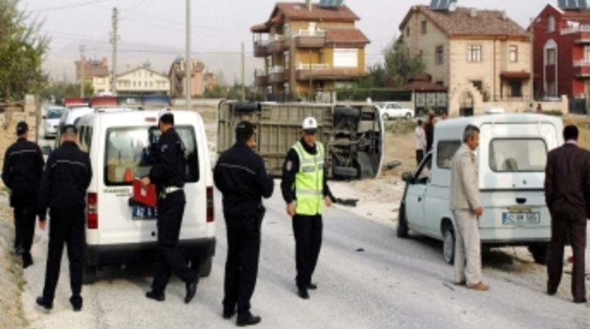 Kamyonetin &ccedil;arptığı &ouml;ğrenci servisi devrildi