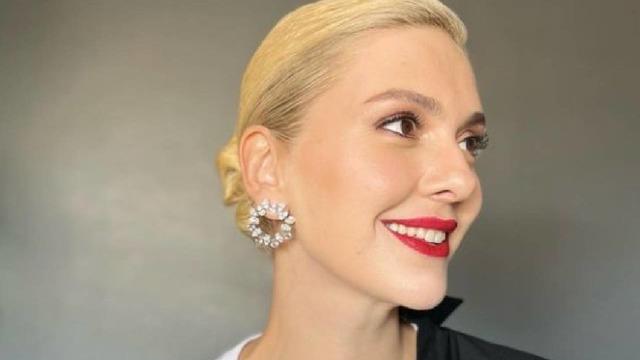 Bakan bir daha baktı... Makyajsız hali ile poz veren Bergüzar Korel sade güzelliği ile göz doldurdu! 