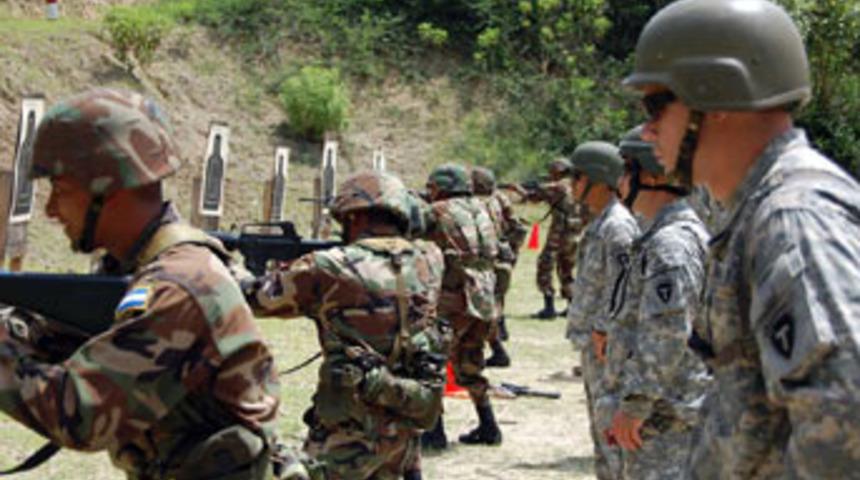 Amerikan askerleri birbirine girdi: 12 &ouml;l&uuml;