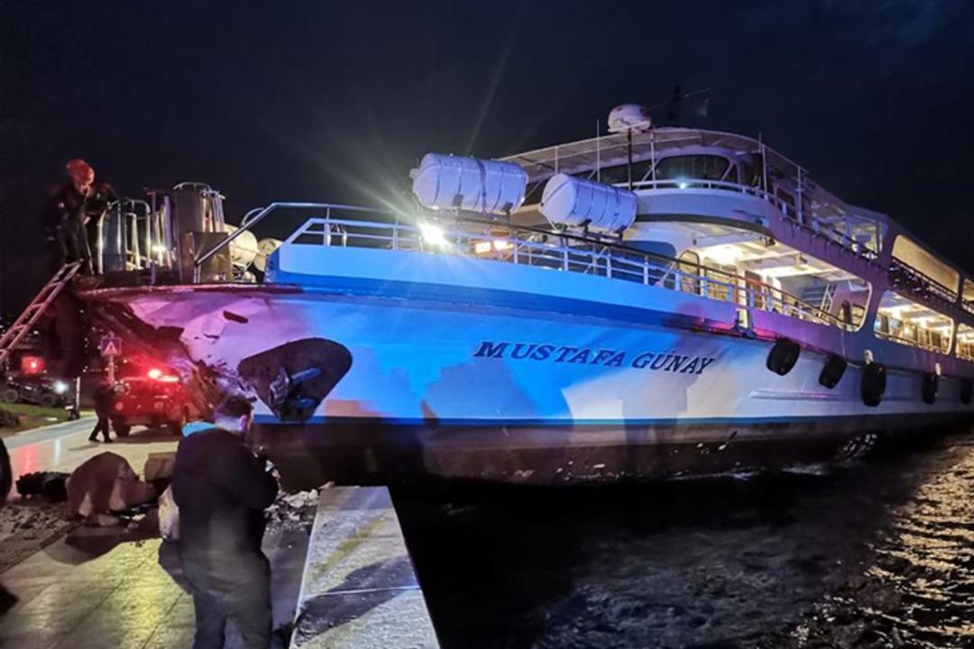 İzmir'de kaptanı rahatsızlanan vapur rotadan &ccedil;ıkarak karaya &ccedil;arptı, yolcular b&uuml;y&uuml;k panik yaşadı!