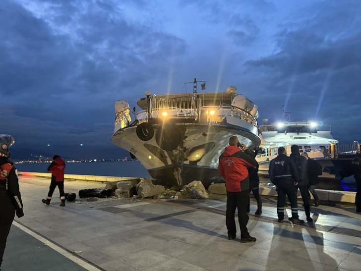 İzmir'de kaptanı rahatsızlanan vapur rotadan çıkarak karaya çarptı, yolcular büyük panik yaşadı! G2