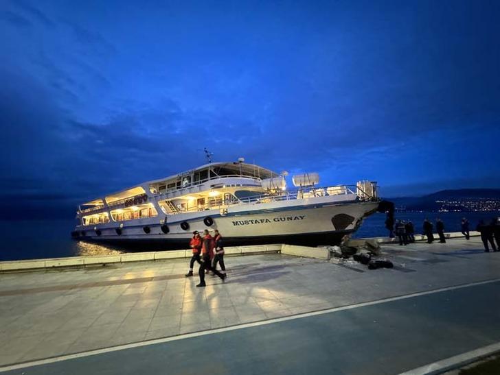 İzmir'de kaptanı rahatsızlanan vapur rotadan çıkarak karaya çarptı, yolcular büyük panik yaşadı! G5