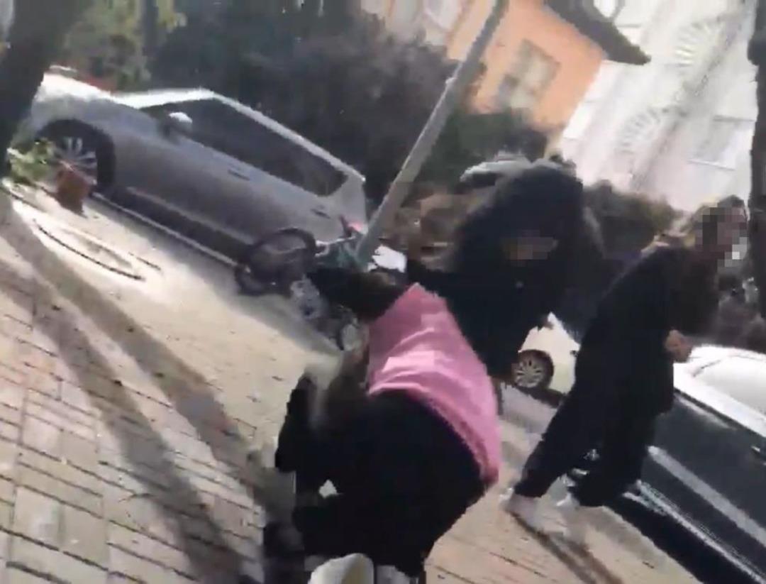 Kız &ouml;ğrenciler sokak ortasında birbirine girdi! Kavga g&ouml;r&uuml;nt&uuml;leri sosyal medyada g&uuml;ndem olunca soruşturma başlatıldı