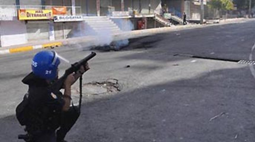 Polisin gaz bombası bebeği vurdu