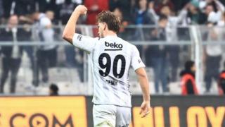 Beşiktaş'ın 2005 doğumlu cevheri Semih Kılıçsoy parlamaya devam ediyor! Rizespor maçını da boş geçmedi, duble yaptı! 3 haftada 4 gol atmayı başardı