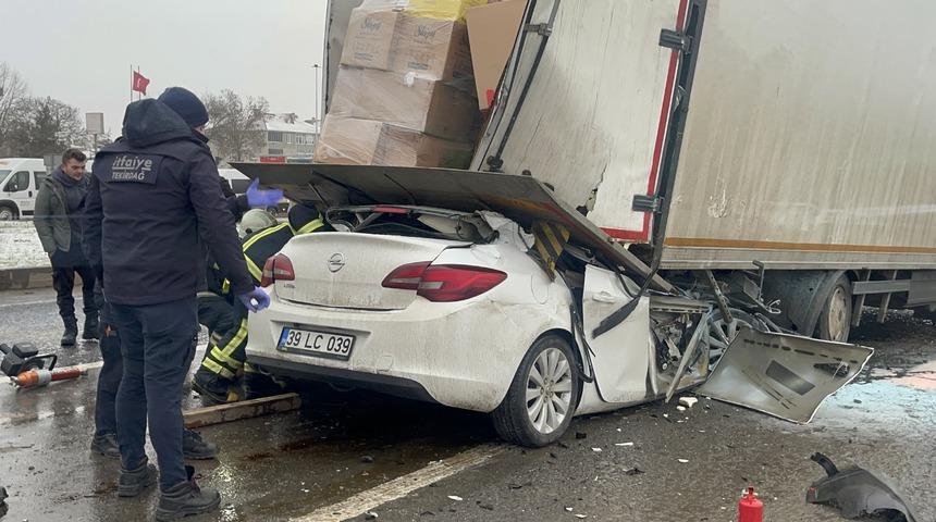 Tekirdağ'da trafik ışıklarında bekleyen kamyona çarpan otomobilin ehliyetsiz sürücüsü öldü