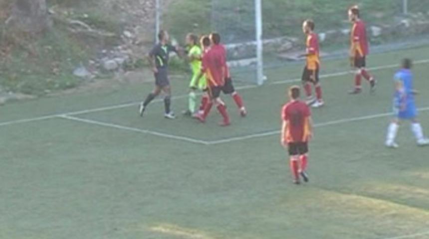 Kırmızı kart g&ouml;rd&uuml;, &ccedil;ıldırdı! (VİDEO)