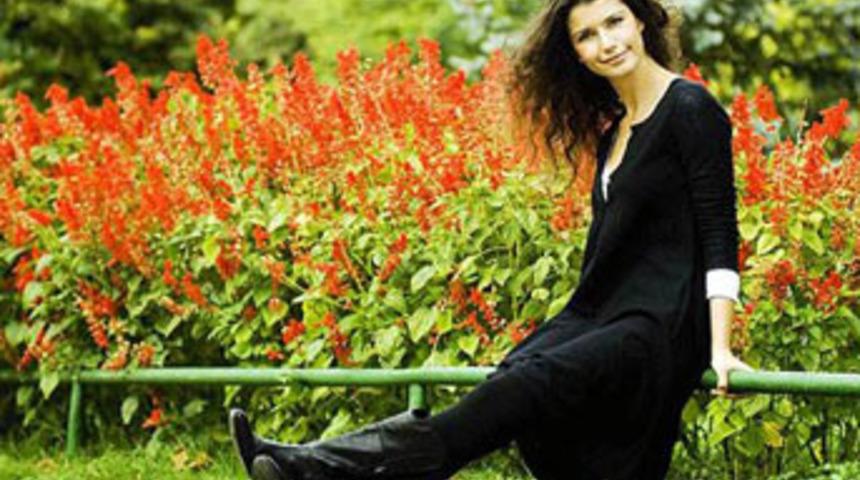 Beren &uuml;nl&uuml;ler adasında ev'lendi