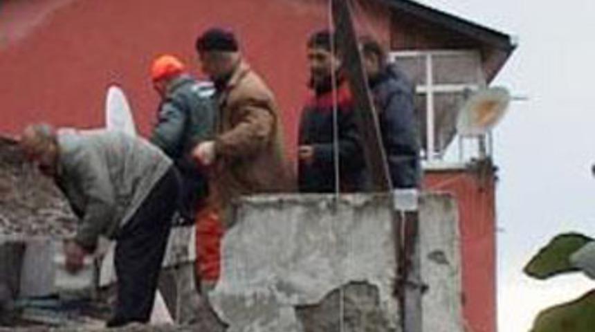 Evin &uuml;zerine d&uuml;şen kayanın altında &ouml;ld&uuml;ler