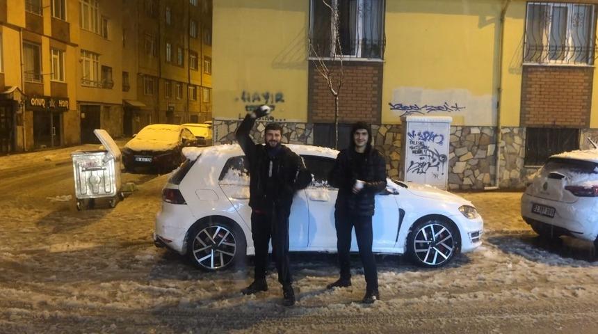 İzmir&rsquo;den Eskişehir&rsquo;e gelen &uuml;niversite &ouml;ğrencileri kartopu savaşının keyfini &ccedil;ıkarttı