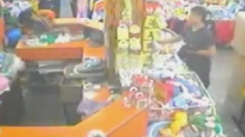 Sadaka kutusunu böyle çaldılar