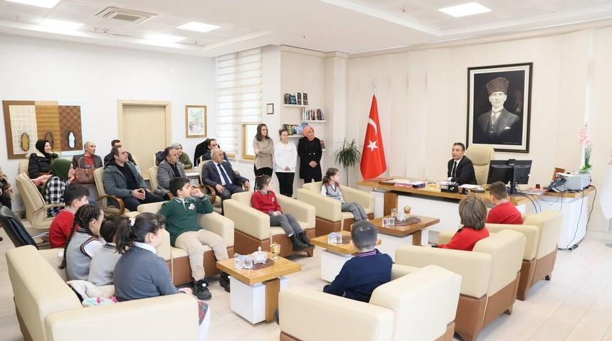 Minik eller trafiğe nefes olmak için yarıştılar dereceye giren öğrencilere ödülleri verildi