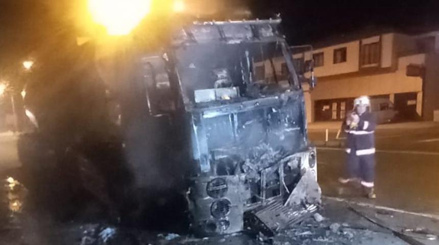 Seyir halindeki beton mikseri alev alev yandı