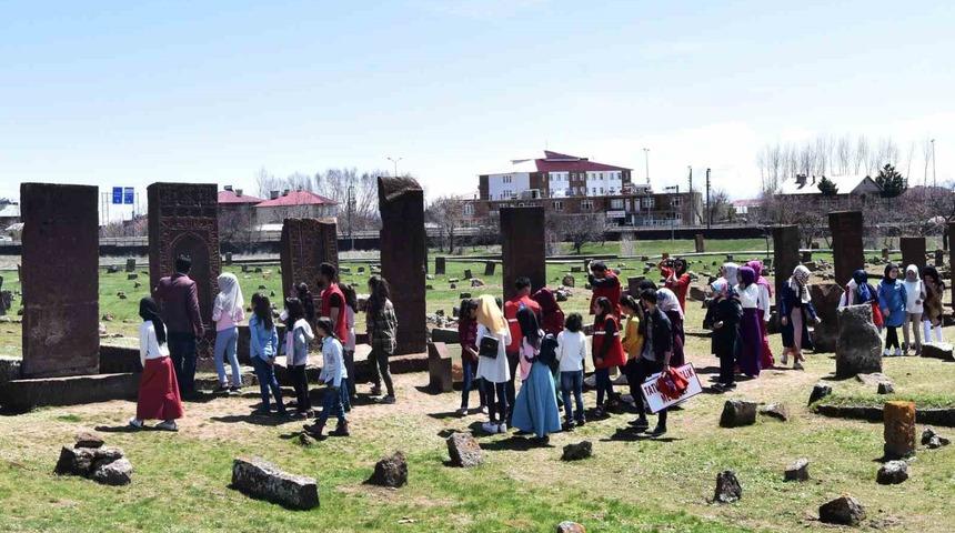 D&uuml;nyanın en b&uuml;y&uuml;k T&uuml;rk-İslam mezarlığını 2023 yılında 170 bin kişi ziyaret etti