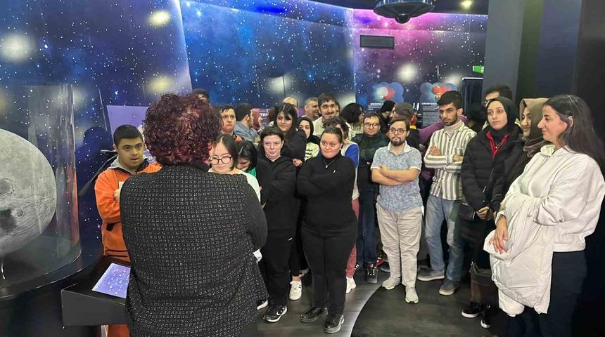 Kağıthane’de engelli öğrenciler Uzay Evi’nin misafiri oldu