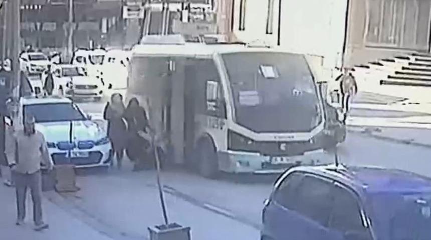 Minibüsten inen çocuğa aracın kapısı çarptı