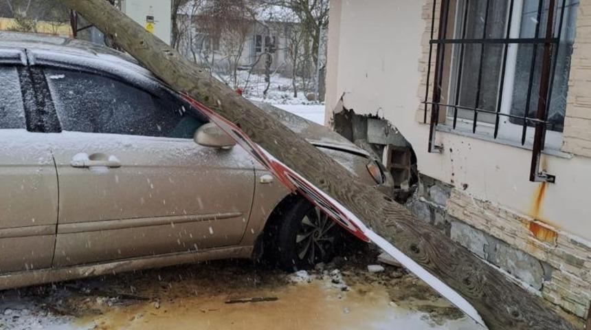 Önce direğe, sonra eve çarptı