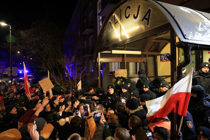 Cumhurbaşkanının yetkisi geçersiz sayıldı, polis Cumhurbaşkanlığı Sarayı'nı bastı! Polonya'da kaos görüntüleri: 'Siyasi intikam' gerginliği zirve yaptı G2