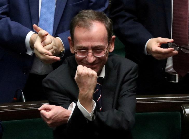 Cumhurbaşkanının yetkisi geçersiz sayıldı, polis Cumhurbaşkanlığı Sarayı'nı bastı! Polonya'da kaos görüntüleri: 'Siyasi intikam' gerginliği zirve yaptı G4