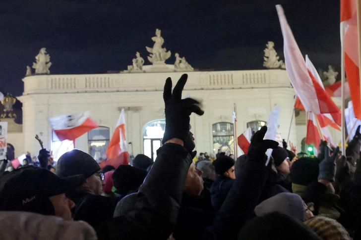 Cumhurbaşkanının yetkisi geçersiz sayıldı, polis Cumhurbaşkanlığı Sarayı'nı bastı! Polonya'da kaos görüntüleri: 'Siyasi intikam' gerginliği zirve yaptı G5