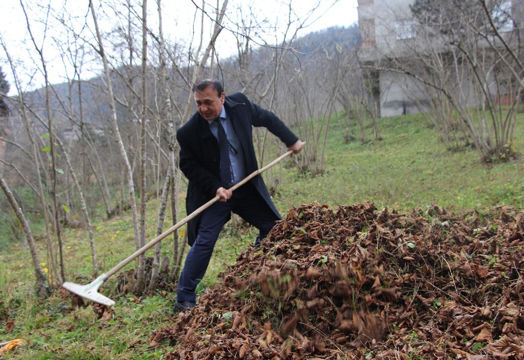34 yıl akademisyenlik yaptı... Mahalle mahalle gezip tarla belliyor, inek sağıyor 'Takım elbisemi ancak geceleri &ccedil;ıkartacağım'