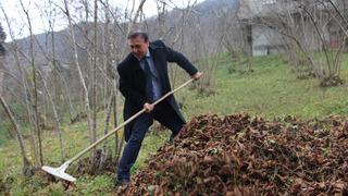 34 yıl akademisyenlik yaptı... Mahalle mahalle gezip tarla belliyor, inek sağıyor 'Takım elbisemi ancak geceleri çıkartacağım'