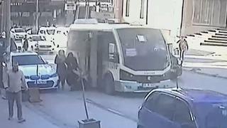 Korku dolu anlar! Minibüsten inen çocuğa aracın kapısı çarptı