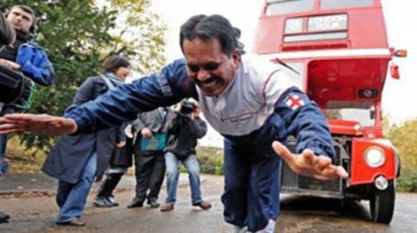 Sa&ccedil;ıyla &ccedil;ift katlı otob&uuml;s &ccedil;ekti