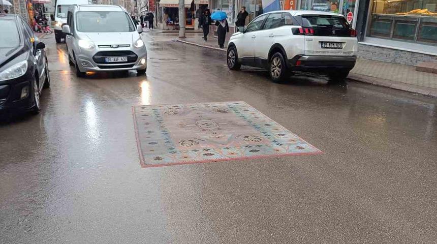 Yolun ortasındaki halı herkesi şaşkına çevirdi! Sebebi sonradan anlaşıldı... 'İlginç bir çözüm bulmuş'