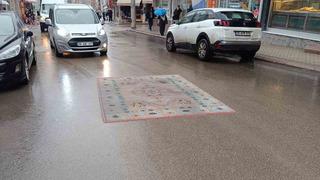 Yolun ortasındaki halı herkesi şaşkına çevirdi! Sebebi sonradan anlaşıldı... 'İlginç bir çözüm bulmuş'