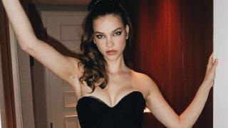 Victoria's Secret modeli Barbara Palvin iç çamaşırı markası için kamera karşısına geçti! Kırmızı dantel iç çamaşırıyla göz kamaştırdı