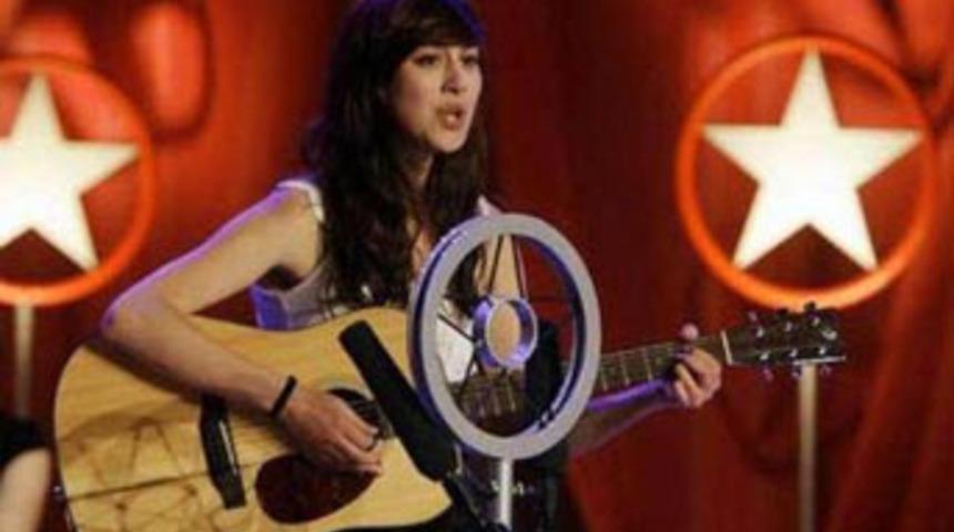 T&uuml;rk kızı Elif herkesi b&uuml;y&uuml;l&uuml;yor