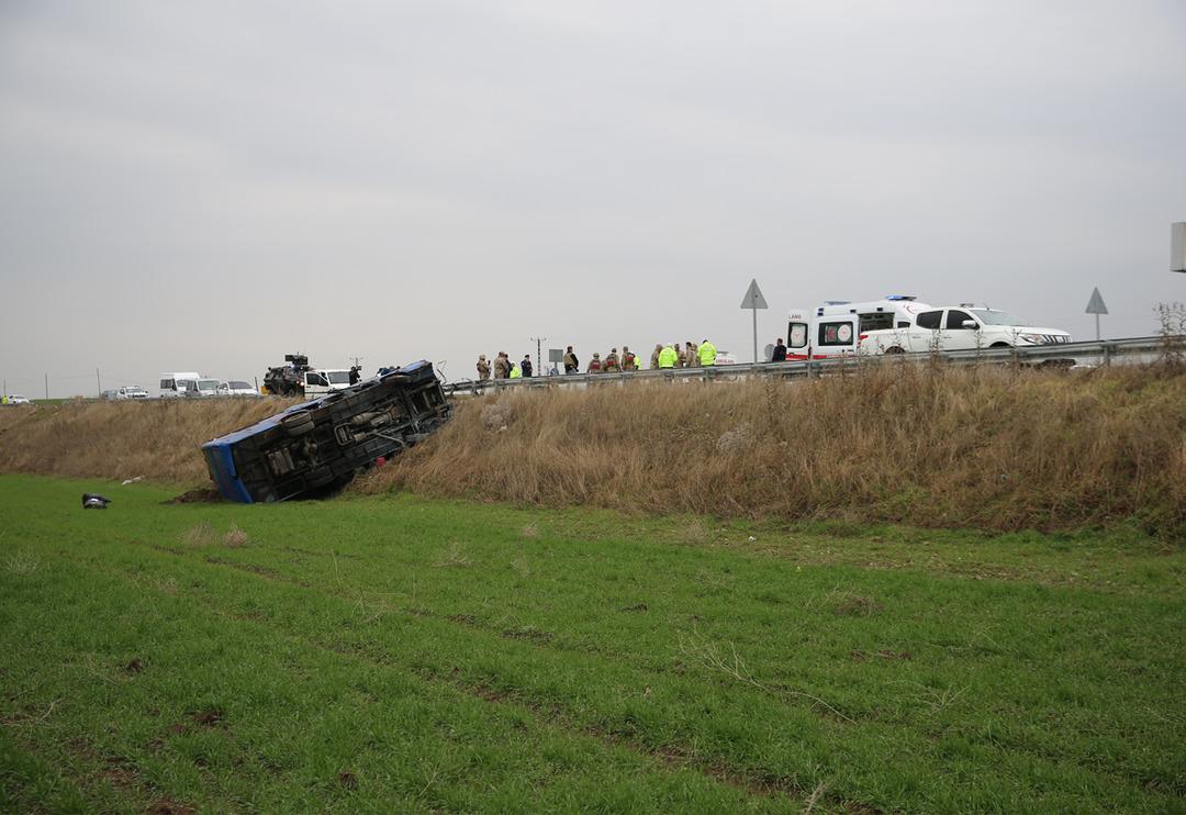 Diyarbakır'da cezaevi aracı şarampole devrildi! Yaralılar var... Bakan Tun&ccedil;'tan a&ccedil;ıklama