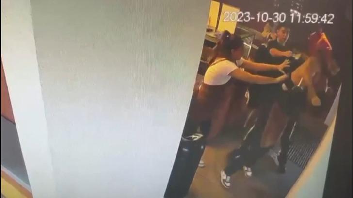 Kız arkadaşının kahve bardağındaki gülücüğü görünce öfkeden deliye döndü! Tişörtünü çıkarıp baristayı yumruklarla yere serdi G5