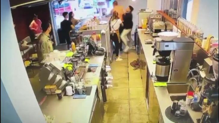 Kız arkadaşının kahve bardağındaki gülücüğü görünce öfkeden deliye döndü! Tişörtünü çıkarıp baristayı yumruklarla yere serdi G4