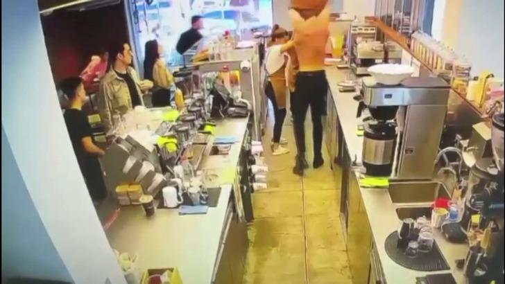 Kız arkadaşının kahve bardağındaki gülücüğü görünce öfkeden deliye döndü! Tişörtünü çıkarıp baristayı yumruklarla yere serdi G3