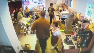 Kız arkadaşının kahve bardağındaki gülücüğü görünce öfkeden deliye döndü! Tişörtünü çıkarıp baristayı yumruklarla yere serdi