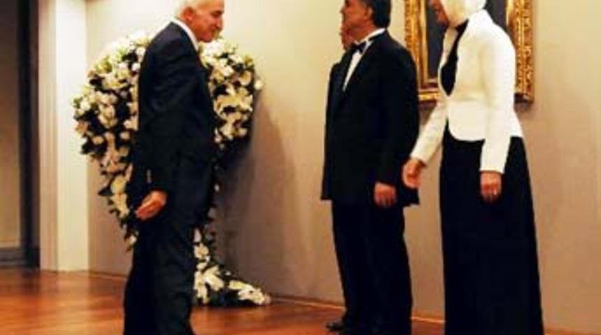 Hayr&uuml;nnisa Hanım'ın eli havada kaldı