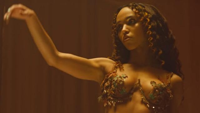 FKA Twigs'in yarı çıplak reklam pozu yasaklandı! 'Aşırı cinselleştirilmiş'