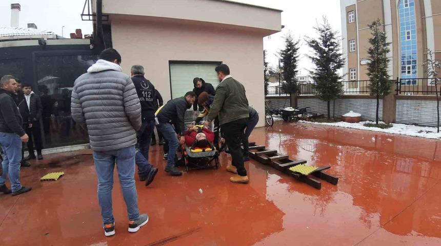 Kafe çalışanı çatıya çıkmak için kullandığı merdivenden düştü