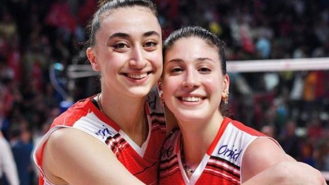 Filenin Sultanları İlkin Aydın ve Elif Şahin beraber poz verdi... İddialı elbiseleri göz kamaştırdı!