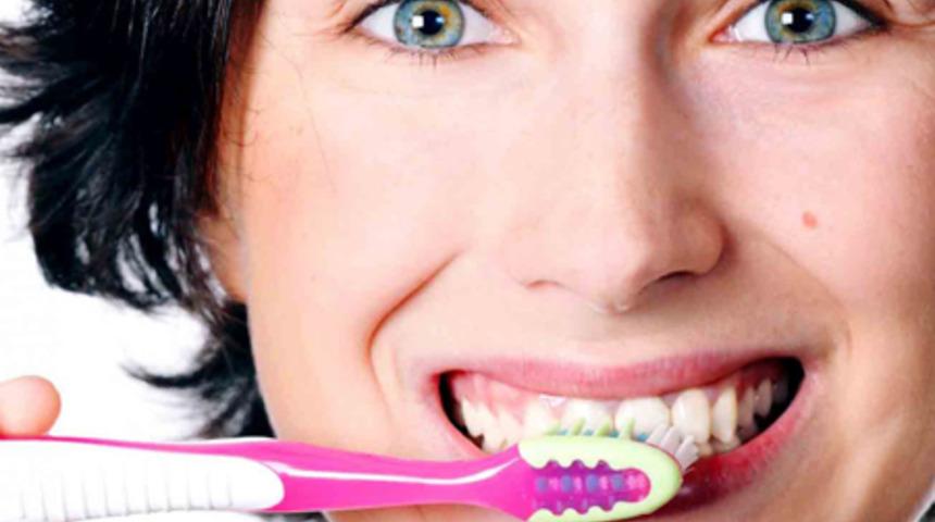 Diş Fır&ccedil;alama Y&ouml;ntemine Dikkat