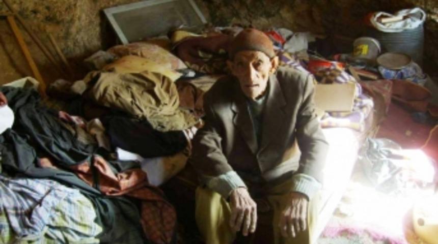 Mağarada yaşayan adam yardım bekliyor