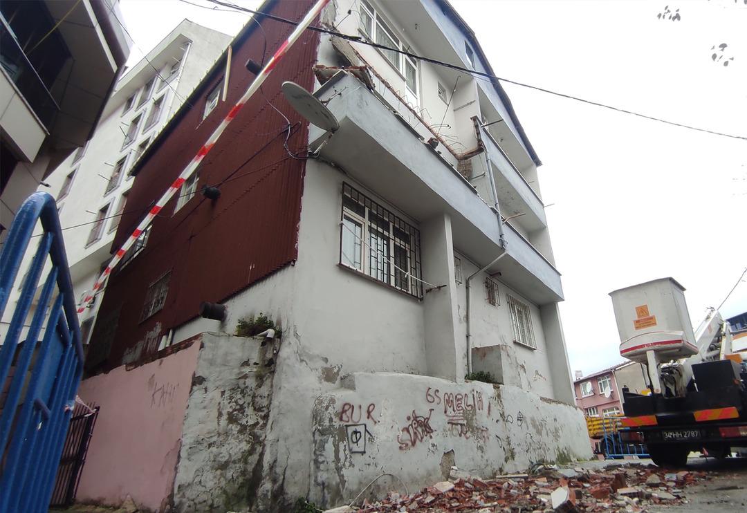 Kağıthane'de faciaya ramak kala! Balkon b&uuml;y&uuml;k g&uuml;r&uuml;lt&uuml;yle &ccedil;&ouml;kt&uuml;... Bina sakini: 'Deprem de olsa biz duymayız! G&uuml;&ccedil;lendirme var'