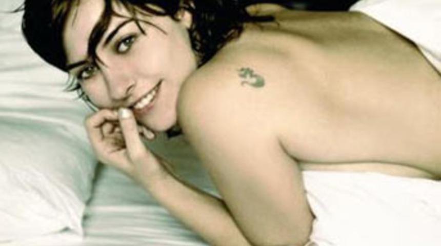 '&Ouml;zel arkadaşının' baş harfi boynunda!